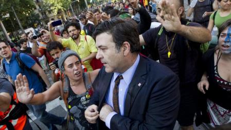 Un grupo de personas increpa al diputado de SI, Alfons López Tena