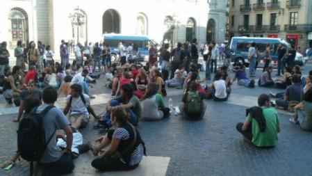 Los 'indignados' se trasladan a la Plaza de Sant Jaume de Barcelona