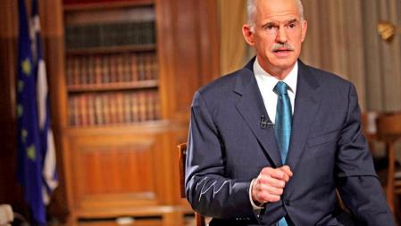 El primer ministro griego, Yorgos Papandréu, gesticulando mientras dirige un mensaje televisado a la nación, en Atenas, Grecia,