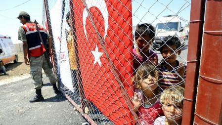 Varios niños siriosen un campamento montado por la Media Luna roja en Turquía