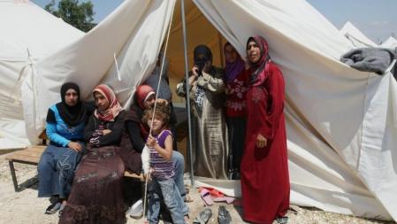 Algunas mujeres en una tienda de campaña en un campo de refugiados sirio, justo en la frontera con Turquía
