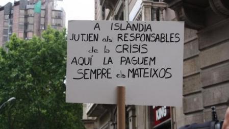 Una pancarta reza 'En Islandia juzgan a los responsables de la crisis, aquí la pagamos siempre los mismos'