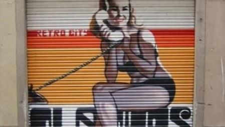 La persiana grafiteada de la tienda Retro City de Barcelona, una vez restaurada