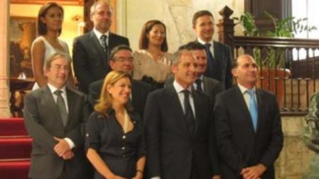 Francisco Camps posa junto a los nuevos consellers de su ejecutivo