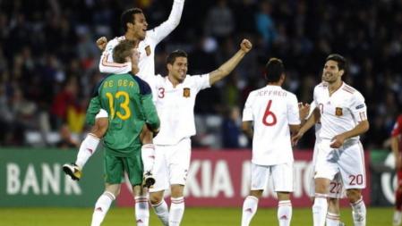 El jugador Thiago Alcantara celebra con el arquero David de Gea y sus compañeros el marcador de 2-0 ante Suiza en la final del Europeo de Dinamarca