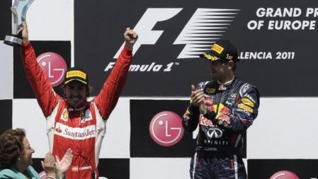 Fernando Alonso, segundo, recibió el premio por parte de la alcadesa de Valencia, Rita Barberá, mientras fue aplaudido por los dos pilotos de Red Bull