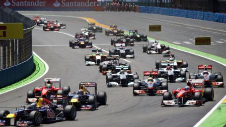 Alonso pasó del cuarto al tercer lugar en la salida al adelantar a Hamilton