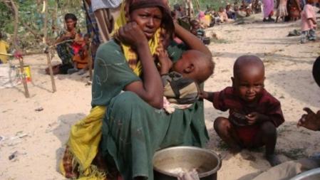 Una mujer somalí y sus hijos padecen la hambruna que asola el país africano