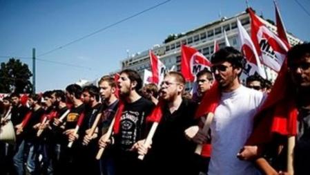 Manifestantes griegos rodean el Parlamento para rechazar el plan de austeridad que votarán mañana los diputados