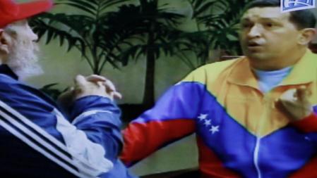 Hugo Chávez y Fidel Castro con vestimentas deportivas en un jardín y conversando en las imágenes difundidas por la televisión estatal venezolana VTV