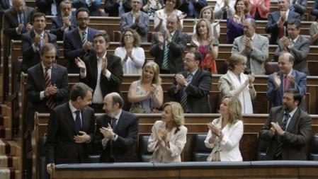 El presidente del Gobierno, José Luis Rodríguez Zapatero, recibe los aplausos de su grupo parlamentario al finalizar el debate sobre el estado de la nación,