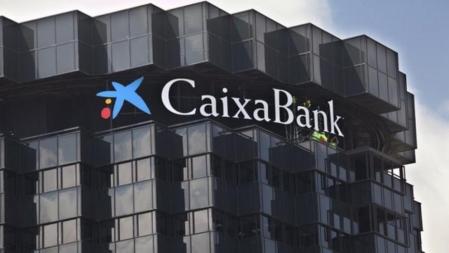 El emblemático edificio de La Caixa en la avenida Diagonal de Barcelona ha descubierto la nueva marca CaixaBank.