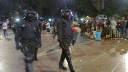 Los agentes antidisturbios de los Mossos d'Esquadra toman posición en plaza Catalunya