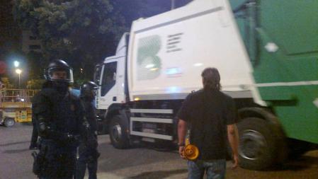 Un camión del servicio de limpieza de Barcelona entra en la Plaza Catalunya en la operación de desalojo