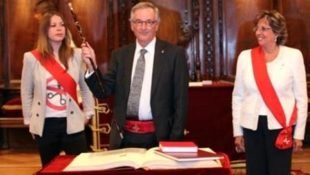 Trias alza la vara de alcalde tras tomar posesión del cargo