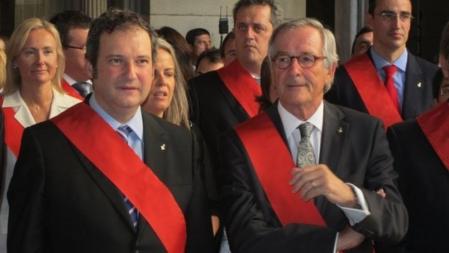 El nuevo alcalde de Barcelona, Xavier Trias, ha sido elegido con los votos de los 15 ediles de CiU, y los dos de Unitat per Barcelona (UxB): Jordi Portabella (ERC) y Joan Laporta (DC).