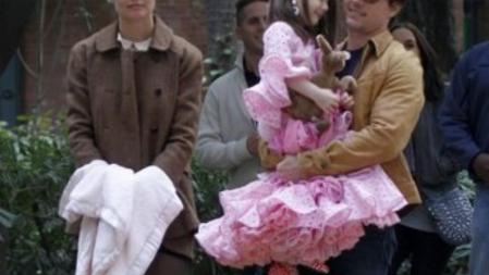 Suri Cruise, en brazos de su padre, vestida de flamenca y con tacones en su visita a Madrid en 2009