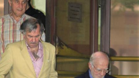 El presidente de la SGAE, Teddy Bautista (d), el director general y el director financiero de la institución, Enrique Loras (i) y Ricardo Azcoaga (2i), respectivamente, saliendo de la Audiencia Nacional