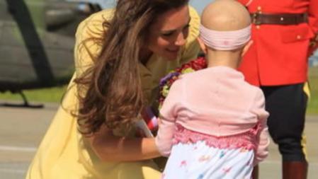 Catalina, duquesa de Cambridge, saluda a una niña enferma terminal en el aeropuerto de Calgary, Canadá