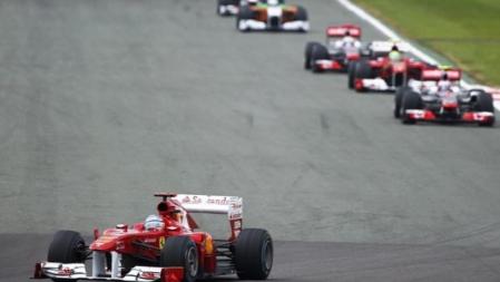 El piloto español Fernando Alonso (i), de la escudería Ferrari, lidera la carrera del GP de Gran Bretaña de Fórmula Uno, que se disputa en el circuito de Silverstone, Reino Unido, hoy domingo 10 de julio de 2011