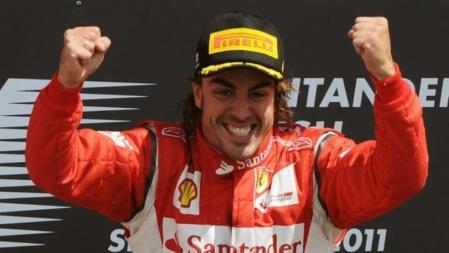 Alonso celebra la victoria en el podio de Silverstone