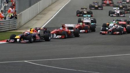 Fernando Alonso 'acosando' al Red Bull de Mark Webber tras la salida en el Gran Premio de Gran Bretaña
