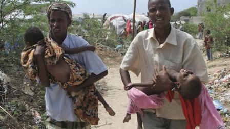 Somalís del sur del país cargan con sus hijos famélicos desde el campo de refugiados hacia el hospital en Mogadiscio