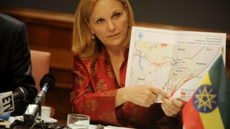 La directora ejecutiva del Programa Mundial de Alimentos, Josette Sheeran, enseña en un mapa de Somalia los diferentes niveles de sequía durante la conferencia de prensa realizada hoy en Adís Abeba, Etiopía