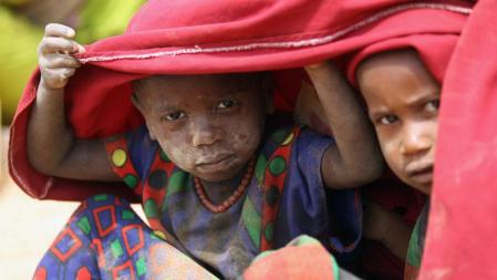 Niños esperan en el área de registro del campo de refugiados de Dagahaley, en Kenia