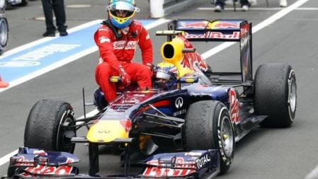 Una vez finalizada la carrera, el Ferrari de Alonso se quedó sin gasolina y Webber lo llevó consigo hasta los boxes