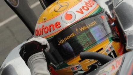 Hamilton, levantando el puño tras conseguir una nueva victoria en la Fórmula 1