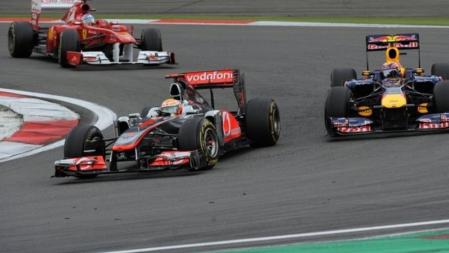 Hamilton, Webber y Alonso se fueron turnando las primeras posiciones de la carrera