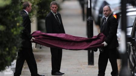 Tres operarios retiran el cuerpo sin vida de Amy Winehouse de su casa de Londres