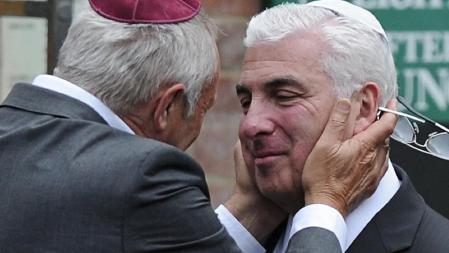 Mitch Winehouse, padre de Amy Winehouse, recibe las condolencias de sus allegados