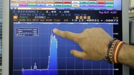 Una pantalla muestra hoy la evolución de la prima de riesgo española, el diferencial entre el bono español a diez años y el alemán del mismo plazo, el pasado viernes