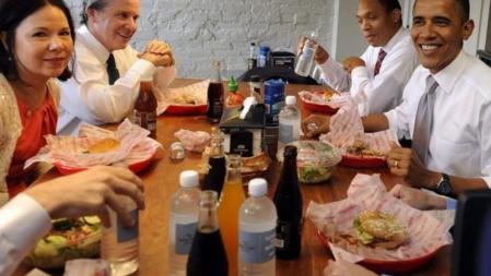 El presidente de los EE.UU., Barack Obama (d), y sus asesores Jack Lew, Rob Nabors, Nancy Ann DeParle, Bruce Reed y Gene Sperling disfrutan de su comida en un establecimiento en las proximidades del Capitolio de Washington D.C., EE.UU.
