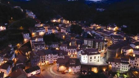 El pueblo pesquero de Cudillero, al anochecer