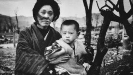 Una madre y su hijo en Hiroshima, cuatro meses después de la explosión atómica.