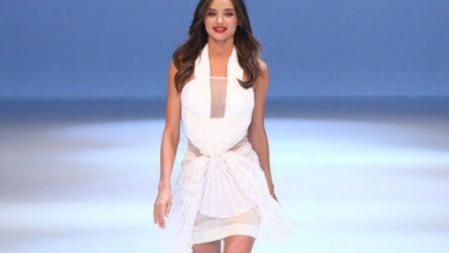 La modelo australiana lució un original vestido blanco de David Jones