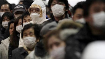 Habitantes de Koriyama esperan su turno para ser revisados por si están contaminados por la radioactividad.