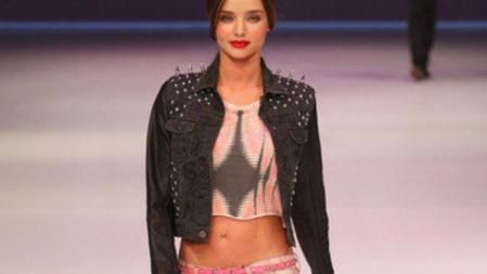 Miranda Kerr con un conjunto rockero de David Jones