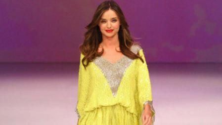 Miranda con el vestido amarillo ideal para una noche de agosto