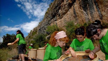 Sobre nuestros ancestros locales. El Centre de Estudis del Patrimoni Arqueològic de la UAB ha puesto en marcha un sistema de divulgación que pone no sólo el yacimiento al alcance de los visitantes sino el propio trabajo de excavación, a modo de work in progress. Arriba y a la izquierda, un equipo trabaja en el yacimiento leridano de la Cova Gran. A la derecha, restos clasificados por códigos QR. Sólo hay cinco yacimientos así en Europa, pero excavados a pico y pala hace cincuenta años
