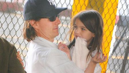 Suri con su padre, Tom Cruise