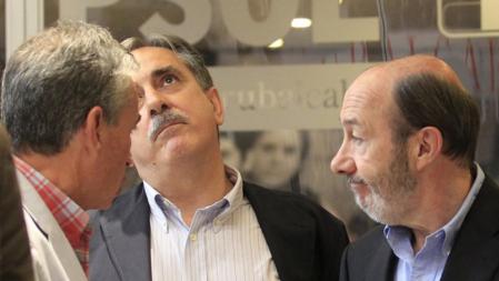 Rubalcaba conversa con su equipo electoral