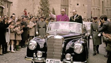 El arzobispo Tarancón bendice a los fieles que le reciben junto a la catedral de Toledo en 1969
