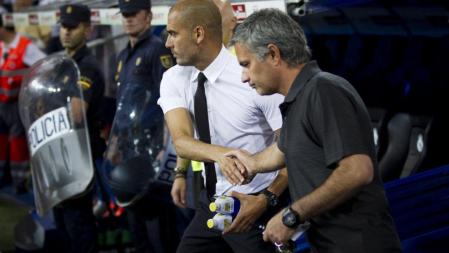 Guardiola y Mourinho se saludan antes de empezar el partido de ida de la Supercopa de España de 2011. Ambos han protagonizado un duelo de alturas durante dos años no exento de agrias polémicas
