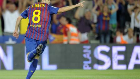 Andrés Iniesta celebra el gol que abre el marcador en el partido de vuelta de la Supercopa