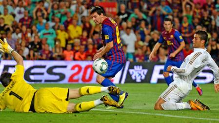 Lionel Messi deja de rodillas a Cristiano Ronaldo y sin ninguna opción a Iker Casillas, en el segundo gol ante el Real Madrid, en la final de la Supercopa de España, que ganó el Barça 3-2