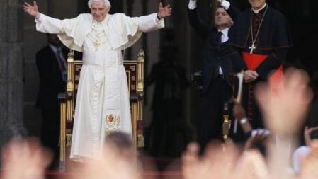 El Papa Benedicto XVI se dirige a un grupo de jóvenes en el Escorial